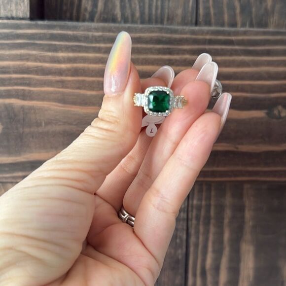 Elegant 14K Gold Plated Green Zirconia Women's Ring - Picture 1 of 10